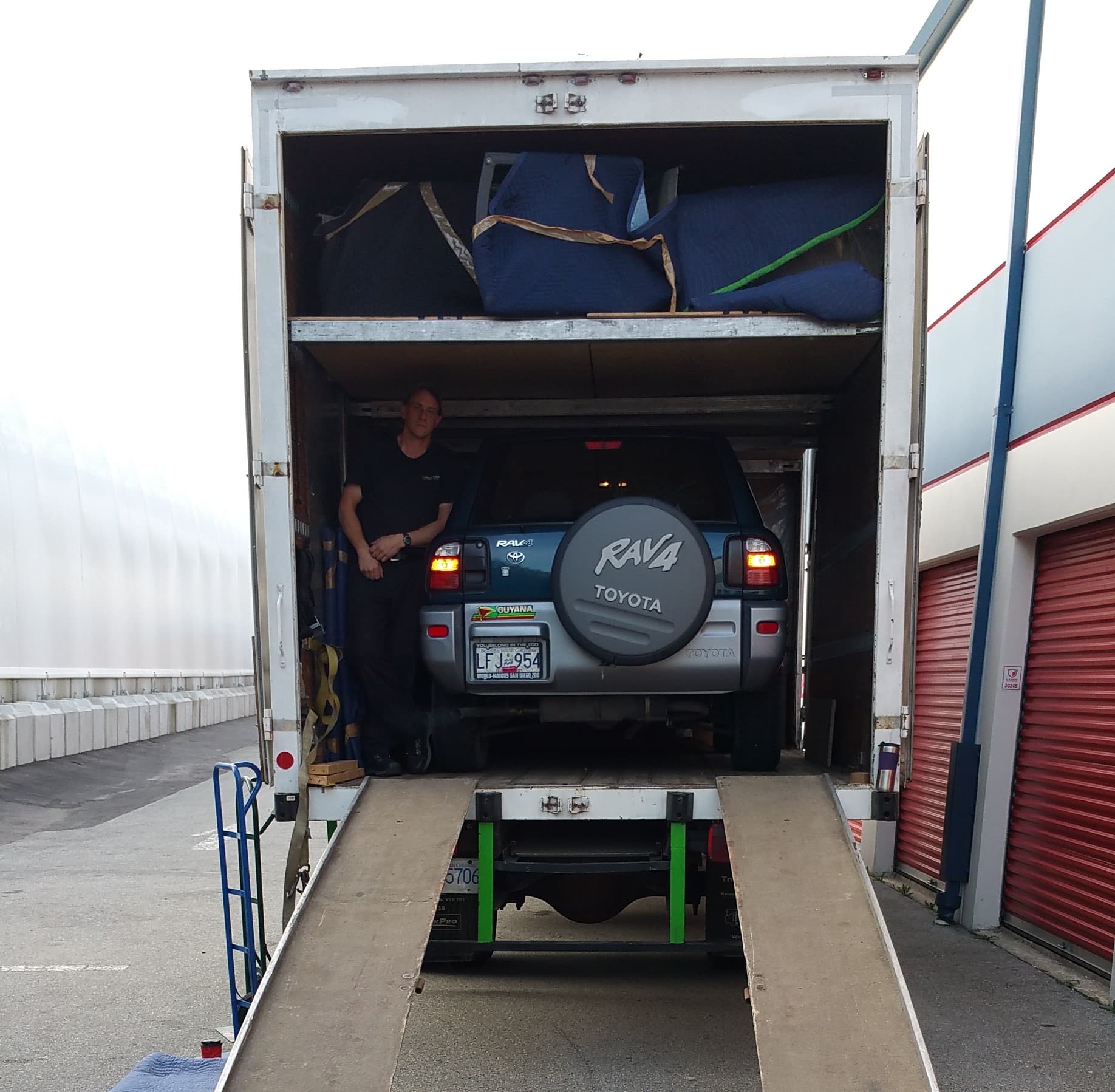 Car transportation service supporting long-distance and relocation moves
